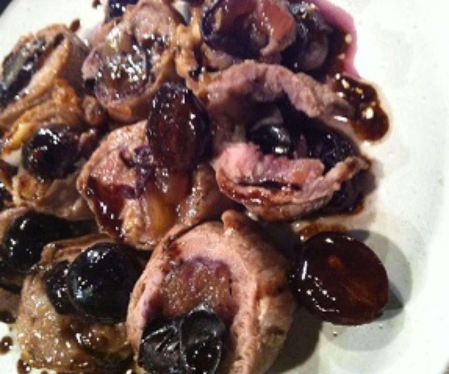 ぶどうを包んだ豚肩肉のロースト　バルサミコソース