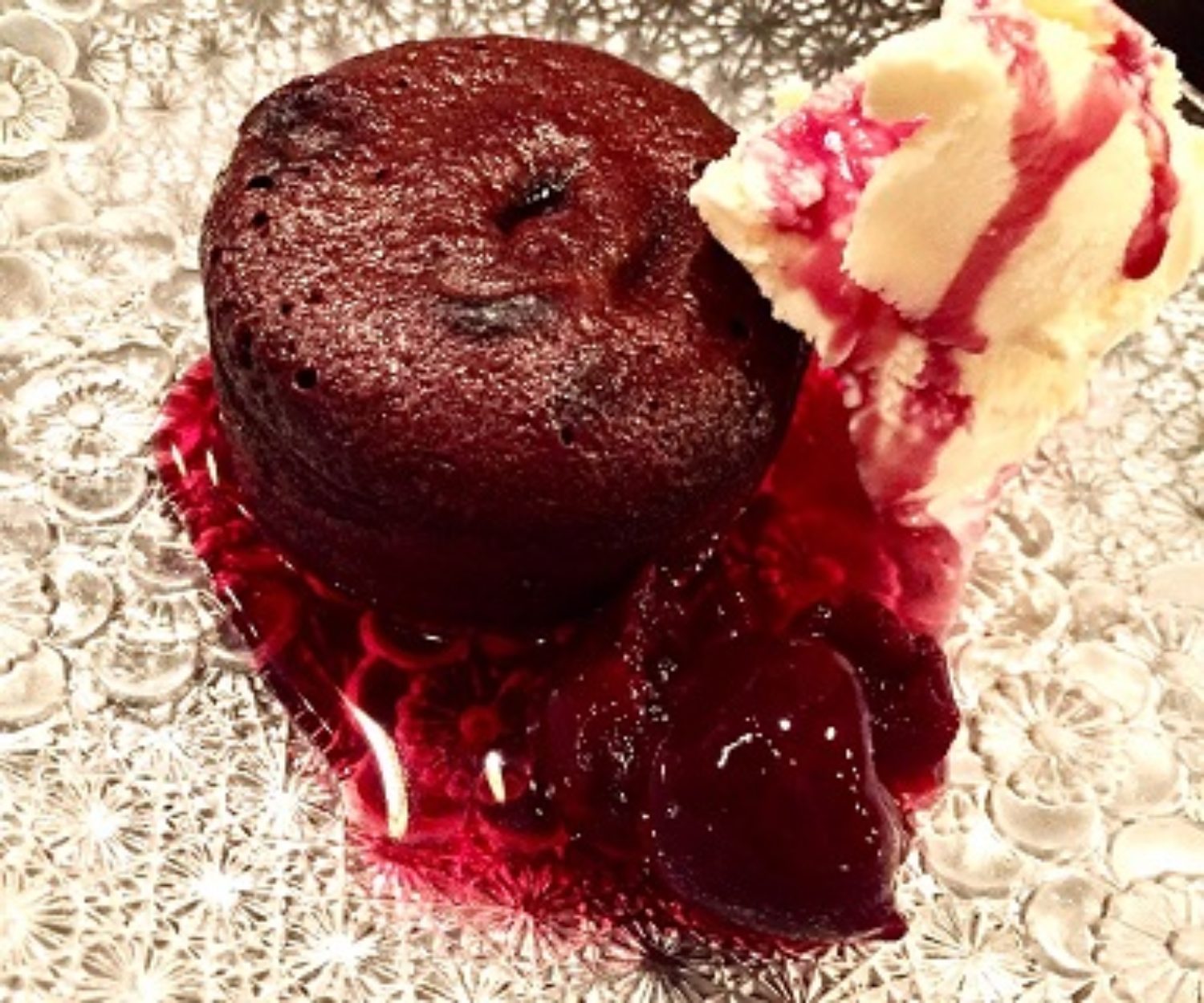 フォンダンショコラ　ダークチェリーソスとバニラアイス