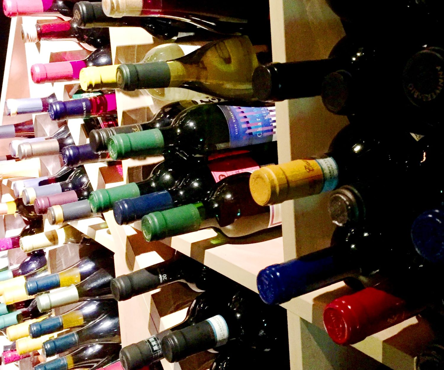 ワインバー葵店内のボトルの数々